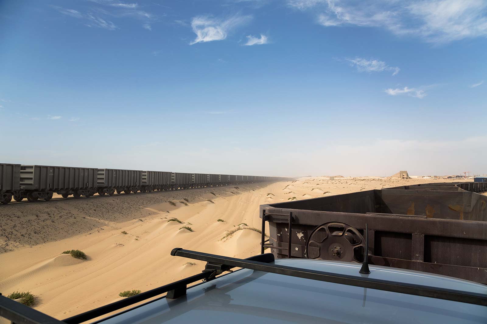 The Iron Ore Train is up to 2.5 kilometres long, making it one of the longest and heaviest in the world. It normally consist of 3 or 4 diesel-electric EMD locomotives, around 200 cars each carrying up to 84 tons of iron ore, and 2-3 service cars. The total traffic averages is 16.6 million tons per year.