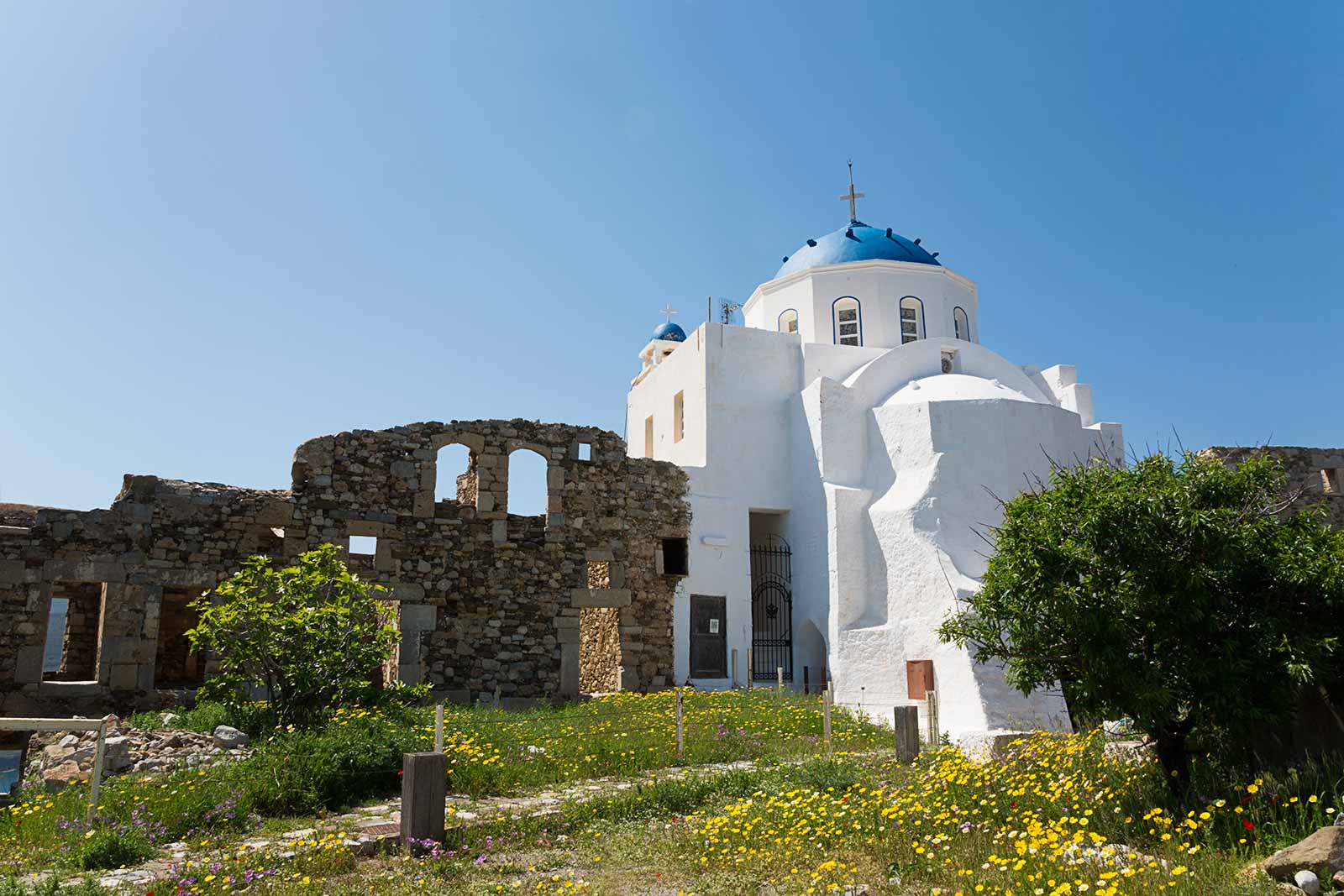 Querini castle in Chora is a wonderful sight placed on top of the hill. The castle was constructed by John Querini, a noble Venetian family who had taken over the rule of Astypalea after the siege of Constantinople by the Crusaders in 1204. It was built as a shelter against pirates and other enemies.