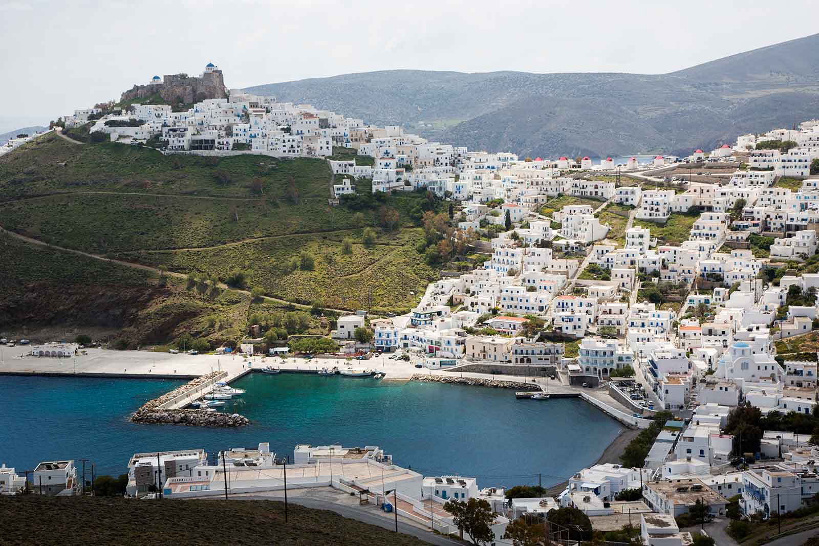 Chora amazes visitors with its unique architecture. The white houses, with their blue windows, wooden balconies and outdoor stairs, give it a traditional Greek charm.