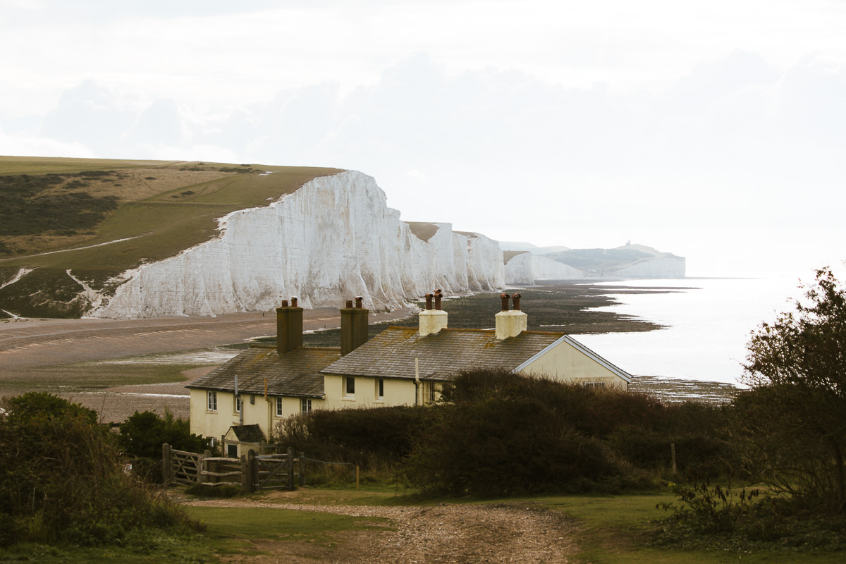 Cottage in front of the white chalk cliffs on the Seven Sisters Cliffs