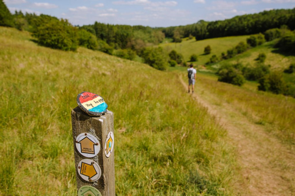 post with hiking trails on yellow arrows